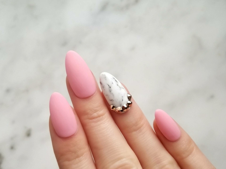 Nail art rosa stilizzata, unghie con smalto rosa, unghia anulare con brillantini
