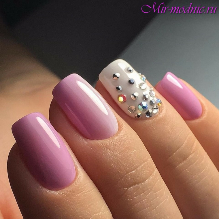 Disegni sulla unghie, unghie forma squadrata, smalto rosa, decorazione con brillantini