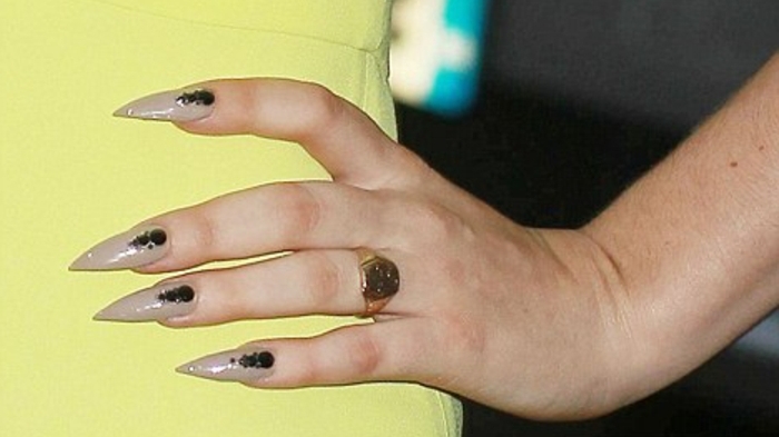 gel-unghie-base-beige-molto-chiara-idea-decorazione-unghie-punta-colore-nero
