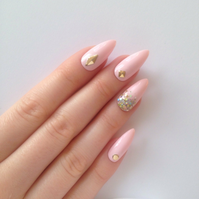 unghie-a-punta-gel-smalto-rosa-chiaro-brillantini-glitter-color-oro-idea-decorazione