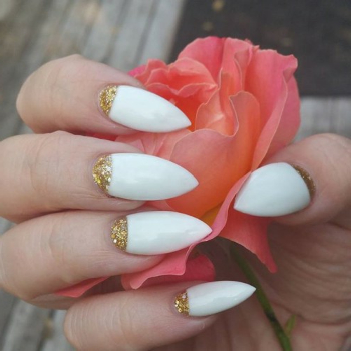 french-manicure-colore-bianco-colore-oro-glitter-rosa-mano-forma-unghie-punta
