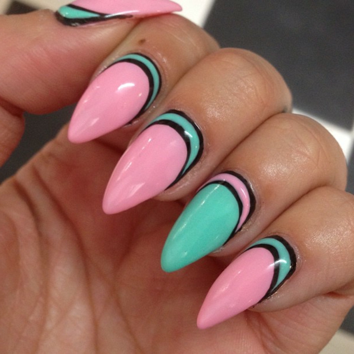 unghie-decorate-forma-stiletto-arrotondato-colore-rosa-azzurro-strisce-nere