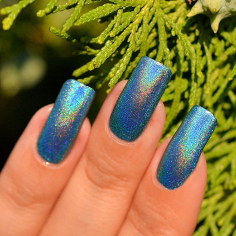 gel-nail-art-iridescent-blue