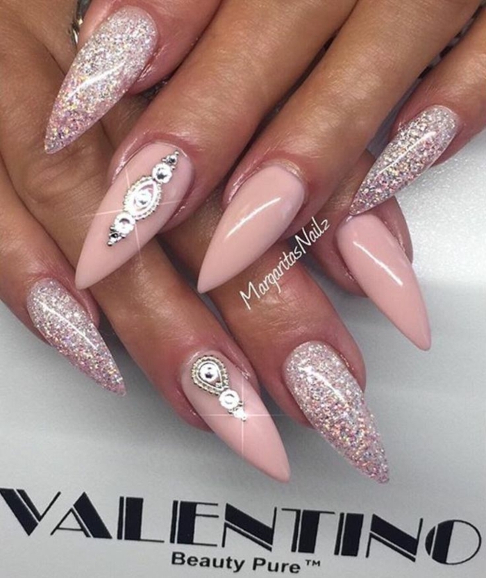 unghie-a-stiletto-colore-chiaro-base-rosa-accent-nail-glitter-brillantini-decorazione