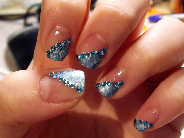 nails-gel-nail-art-blue-glitter