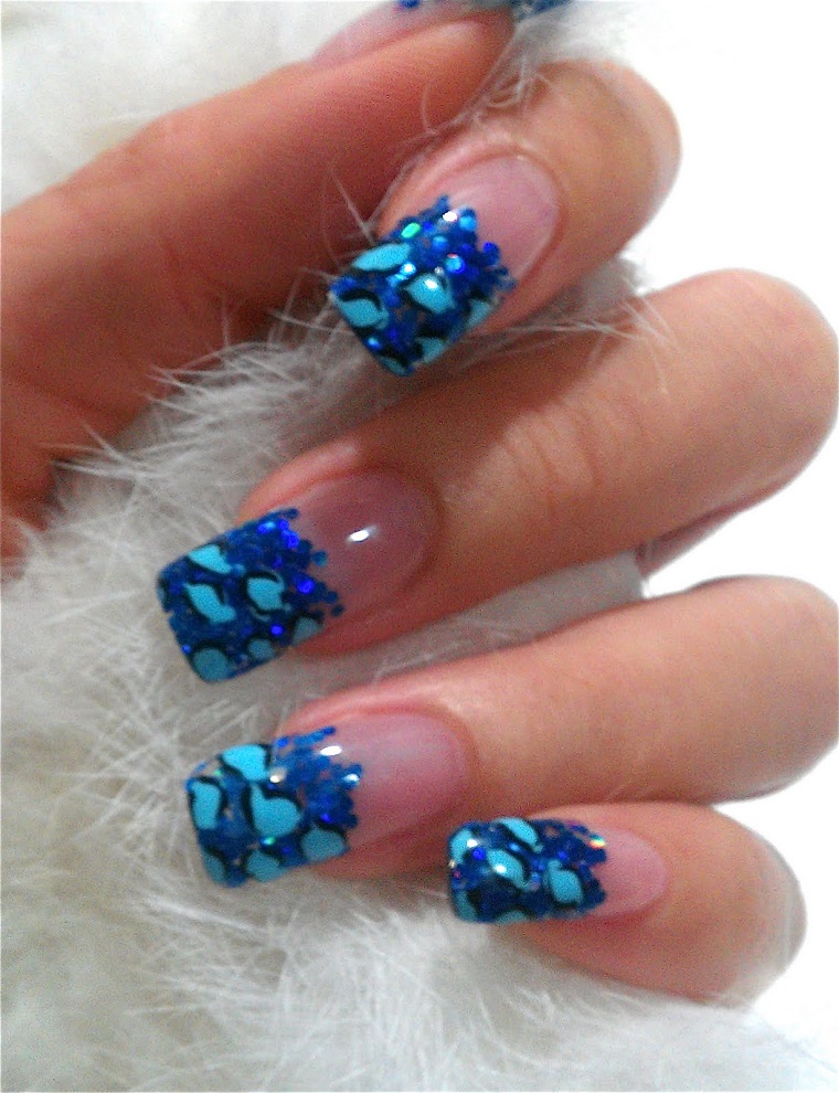 unghie-gel-nail-art-blu-glitter