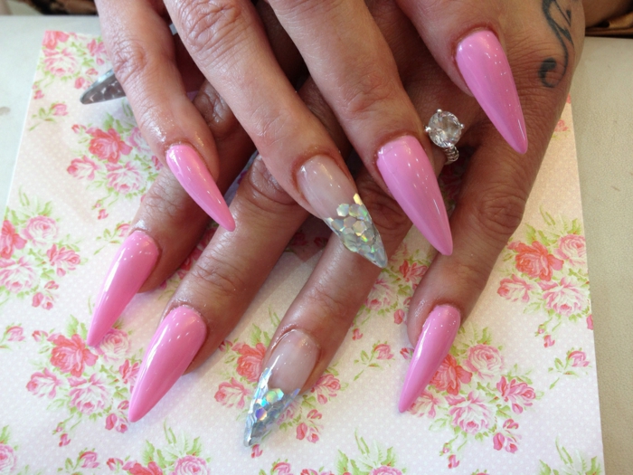 unghie-a-punta-gel-artiglio-rosa-accent-nail-base-trasparente-decorazione-brillantini-tovagliolo-fiori