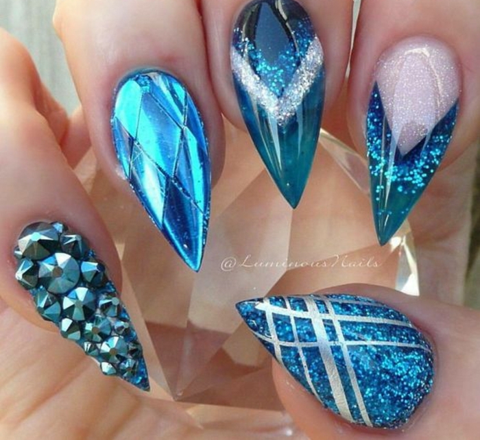 nail-art-idee-unghie-artiglio-brillantini-colore-blu-sfumature-glitter-strisce-argento