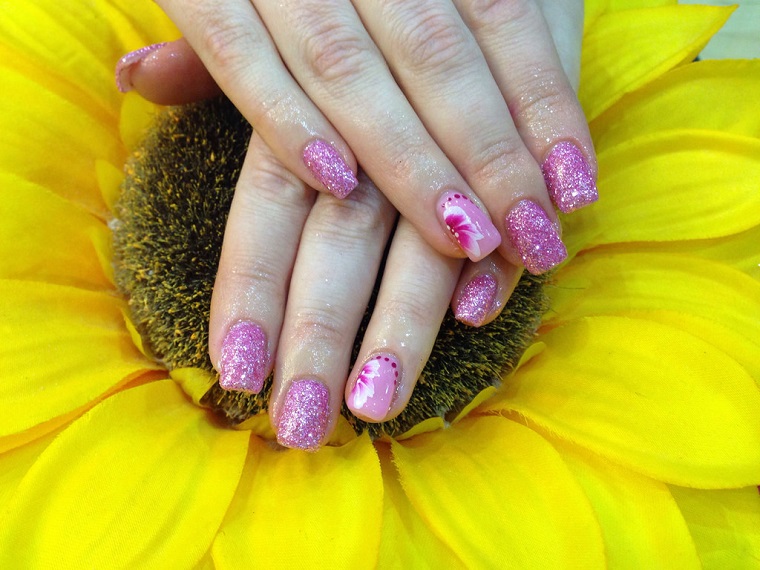 nail-gel-nail-art-pink-glitter