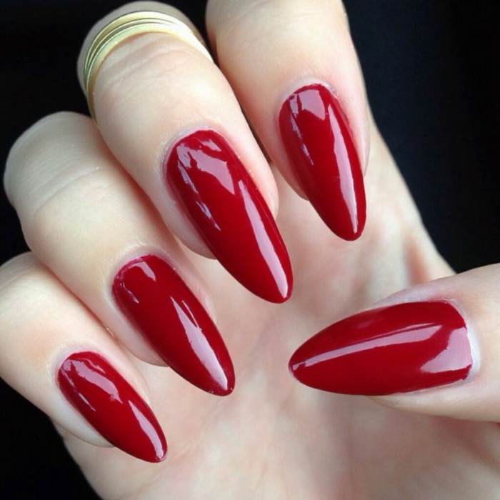 unghie-mandorla-effetto-luminoso-rosso-scuro-unghia-lunga-top-coat-manicure