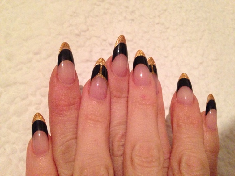 gel-manicure-idea-black-gold