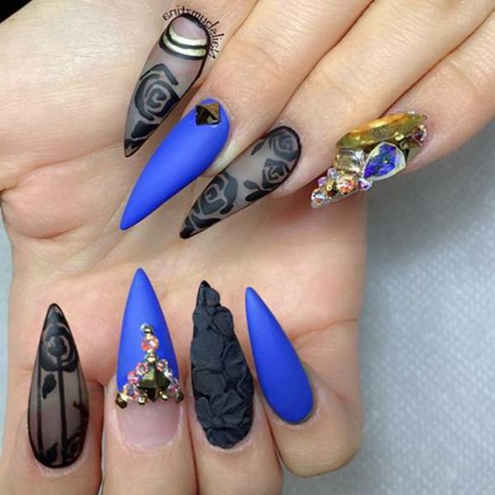 unghie-decorate-grande-effetto-colore-matt-blu-forma-stiletto-artiglio-nero-pizzo-3D-elementi