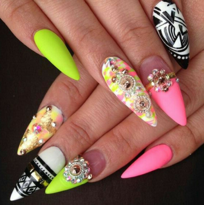 nail-art-disegni-brillantini-forma-unghie-stiletto-punta-diversi-colori-verde-rosa-nero-bianco