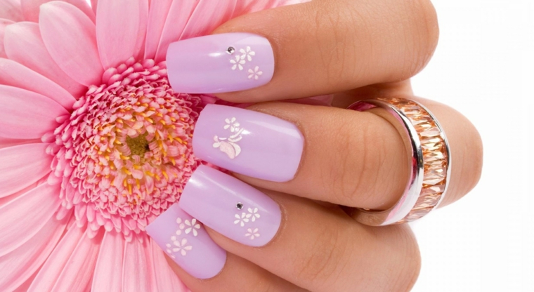 Unghie gel decorazioni semplici, smalto colore viola con piccoli fiorellini di bianco 