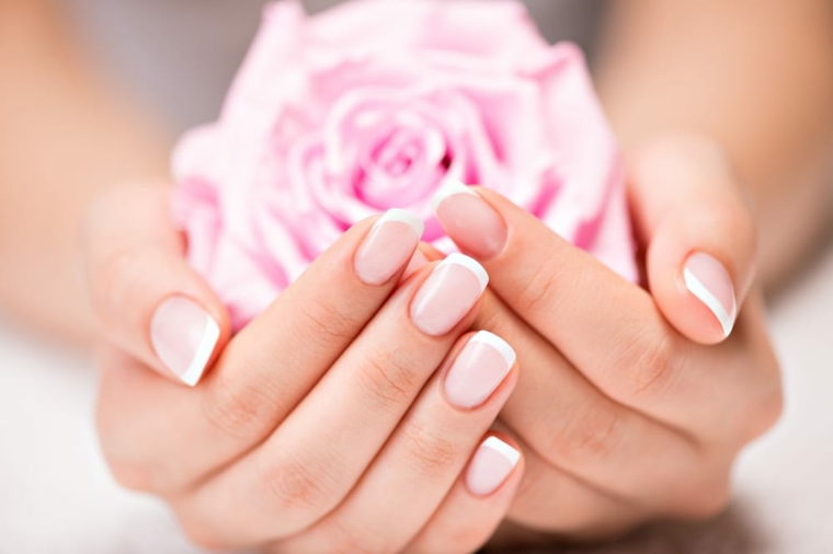 French manicure classica su unghie corte e quadrate, idea elegante con decorazione rosa 