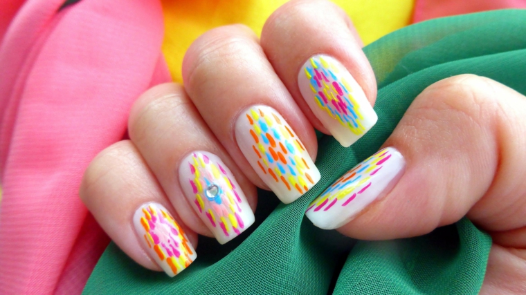 Unghie color pastello, disegni sulle unghie, manicure forma squadrata, tessuti leggeri colorati