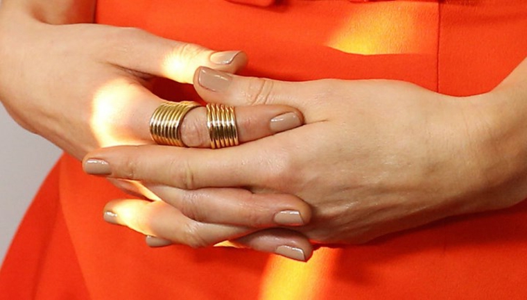 proposta di nail art naturale in linea con le nuove tendenze del 2018, anelli dorati e abito arancio