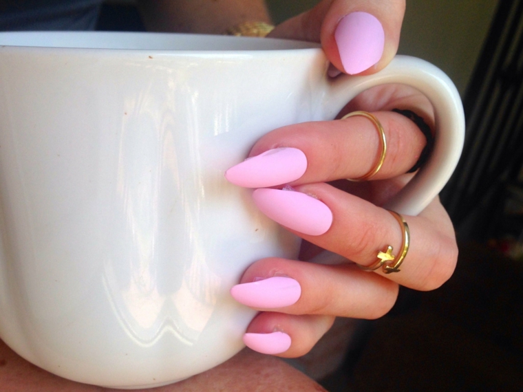unghie rosa gel, una manicure in tinta unita con unghie a stiletto in una tonalità rosa baby
