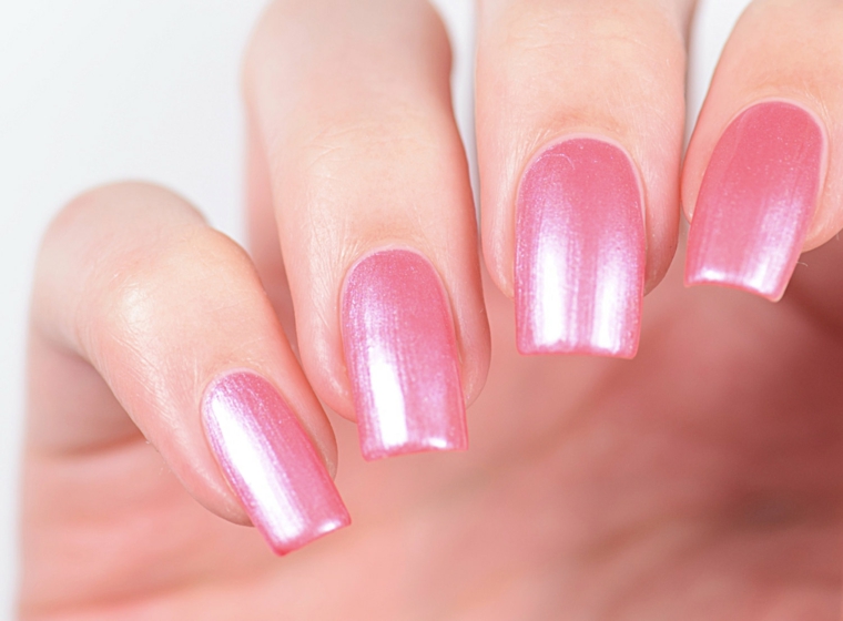 gel rosa antico, una manicure brillante grazie ai riflessi cangianti su unghie lunghe e squadrate