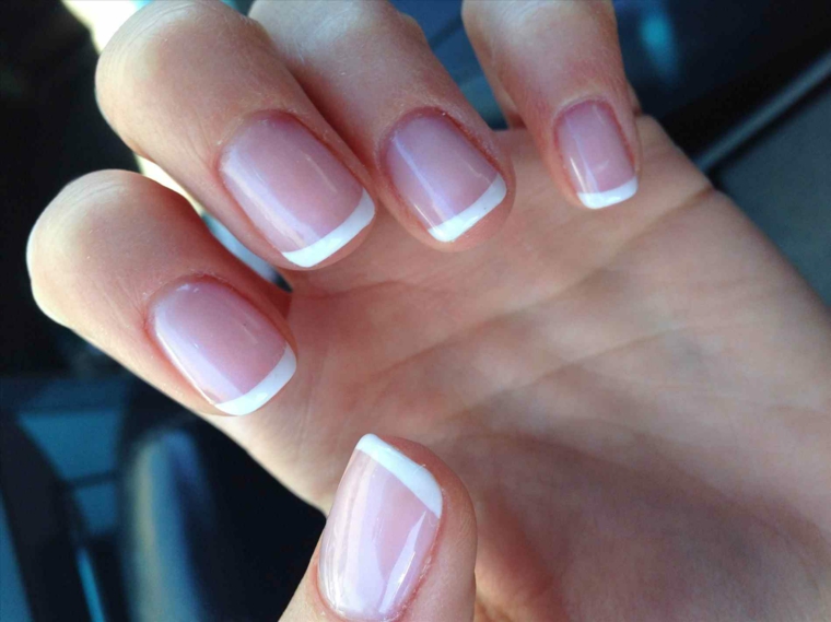 french manicure realizzata su unghie corte dalla forma quadrata con base rosa brillante