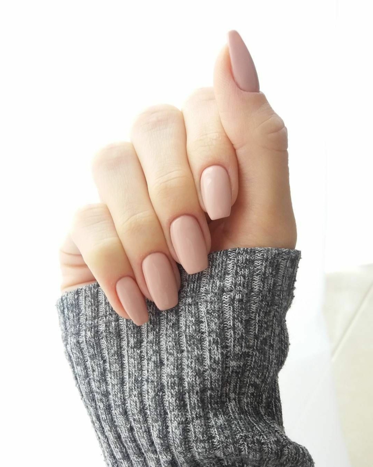 manicure semplice ed elegante, unghie rosa cipria lunghe e dalla forma squadrata