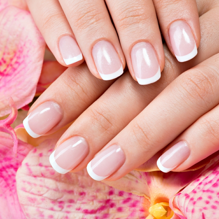 unghie rosa gel, una french manicure realizzata su unghie corte e arrotondate con base rosa chiara