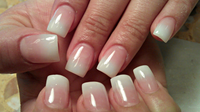 proposta per realizzare una french manicure con uno smalto lucido rosa chiaro e bianco