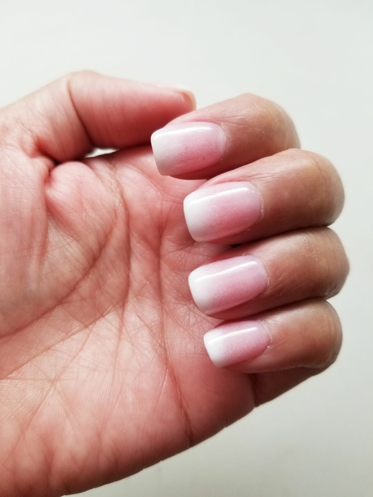 unghie rosa, una interpretazione originale della tradizionale french manicure