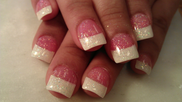 french manicure realizzata utilizzando base rosa trasparente con dei piccoli glitter 