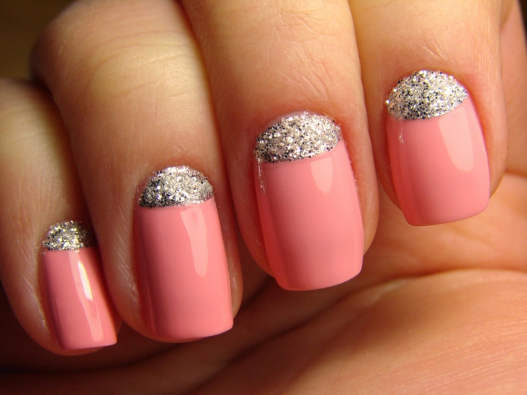 Decorazioni unghie di colore rosa acrilico, smalto grigio glitter per una french inversa 