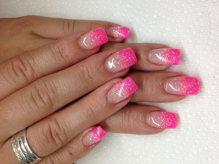 unghie rosa gel, una french manicure brillante e luminosa con glitter e top coat brillante