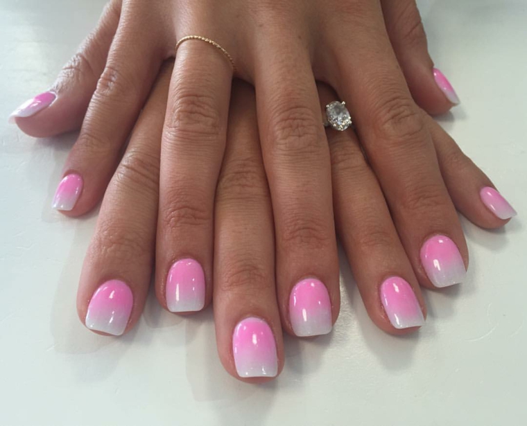 originale e romantica french manicure realizzata con uno smalto rosa sfumato fino al bianco