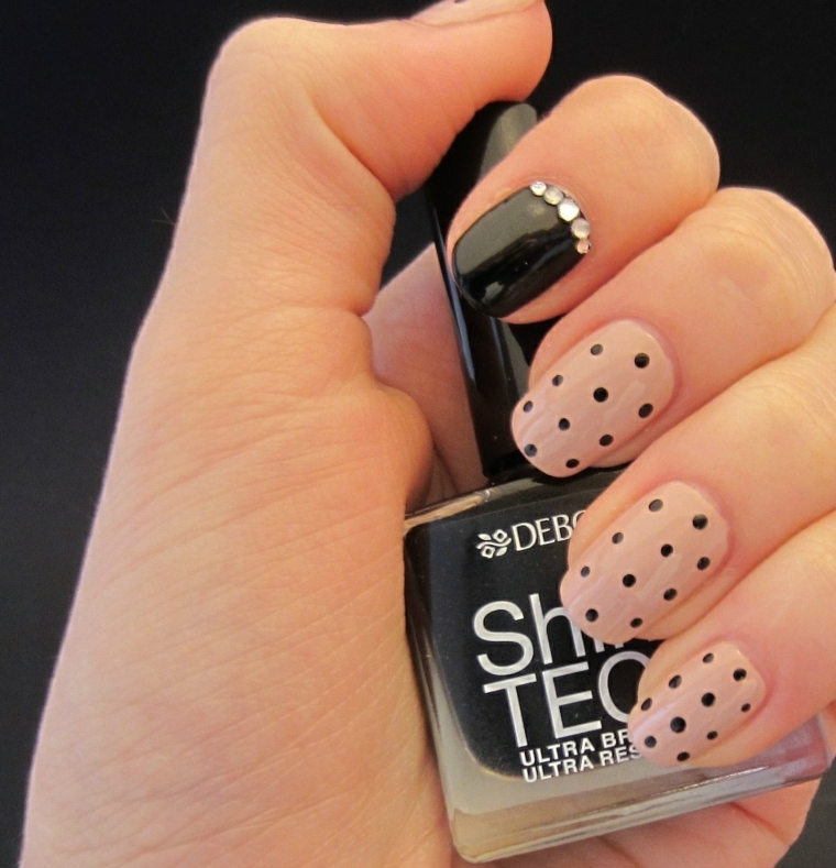 Decorazioni unghie gel di colore rosa con puntini neri, accent nail indice smalto nero e brillantini 