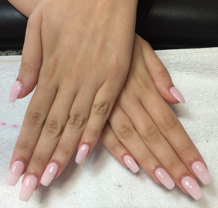 manicure realizzata su unghie lunghe e squadrate rese romantiche da uno smalto color rosa confetto