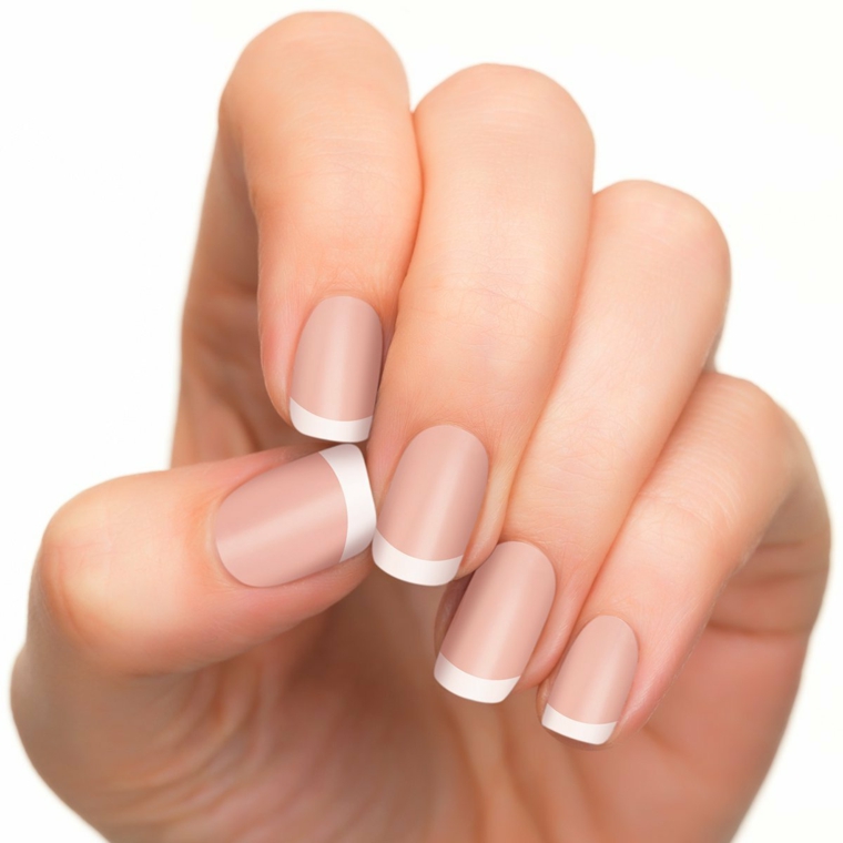 classica french manicure elegante adatta anche per una sposa con unghie rosa cipria
