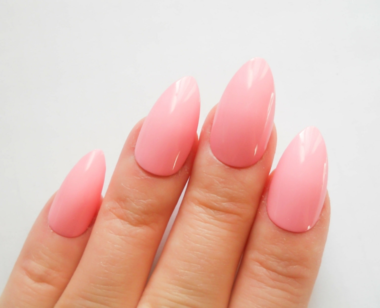 unghie gel rosa, una proposta per unghie stiletto con top coat lucido