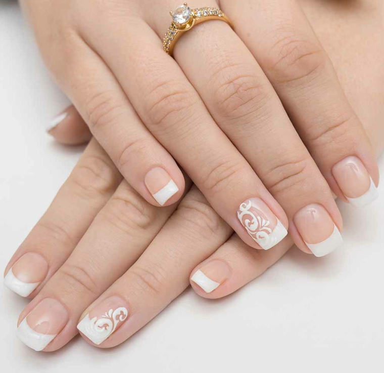 nail art raffinata ideale anche per una sposa, french manicure con unghie chiare e anulare decorato