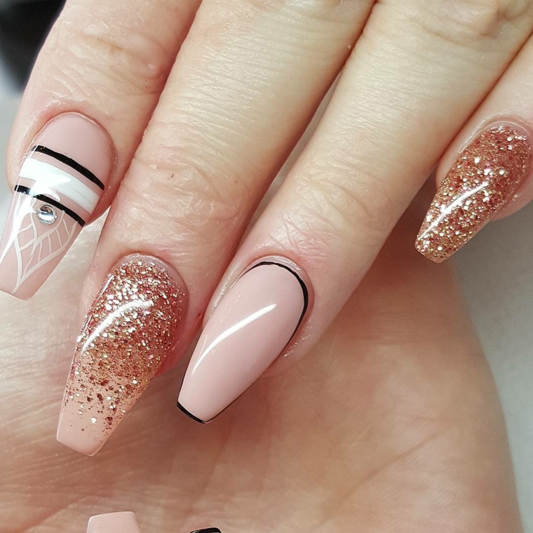 nail art design elegante e raffinata con smalto rosa chiaro, oro e decorazioni in bianco e nero