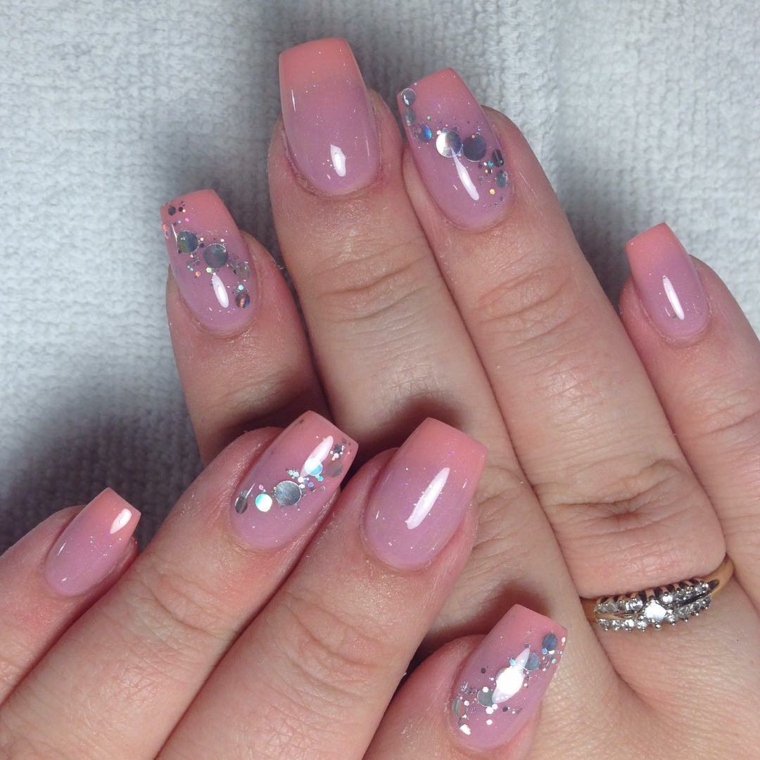 unghie gel rosa, una manicure semplice ma chic grazie ai glitter argento