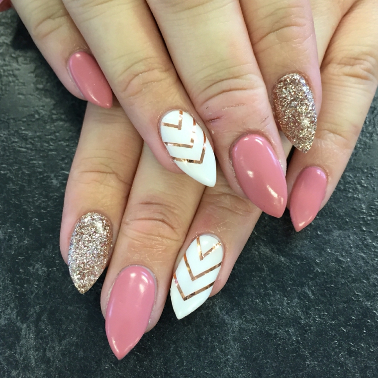 unghie decorate, una proposta elegante e brillante con smalti rosa, bianco, oro e glitter
