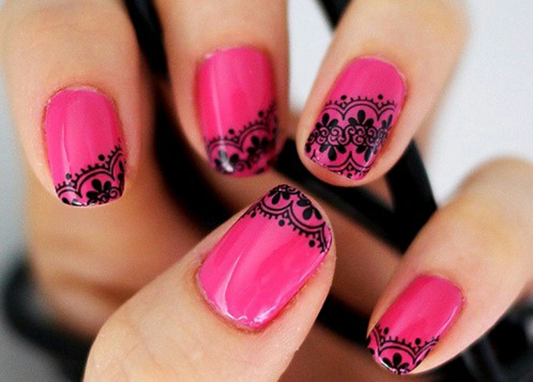 manicure colorata realizzata con uno smalto di color rosa intenso e decorazioni in nero