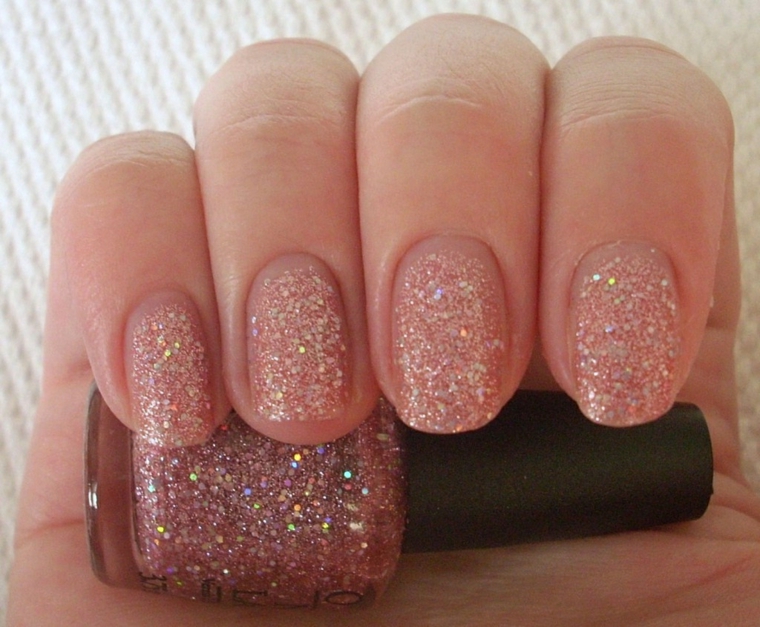 Smalto glitter rosa su unghie eleganti con una lunghezza pratica 