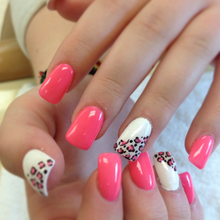 unghie colorate, una manicure realizzata con uno smalto rosa fragola e bianco con decorazioni animalier