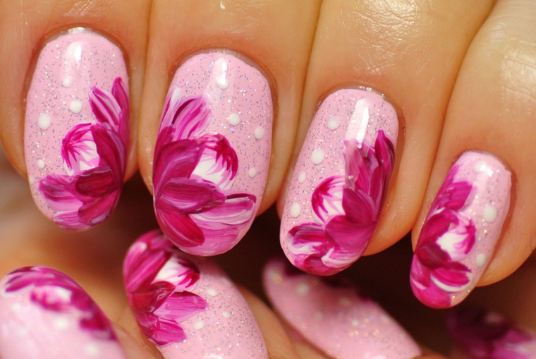 smalto rosa, una proposta di manicure primaverile con base rosa e fiori fucsia