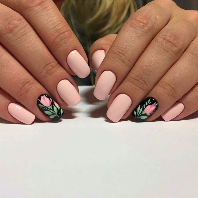 unghie rosa cipria, una manicure perfetta per la primavera con l'anulare nero con una rosa 