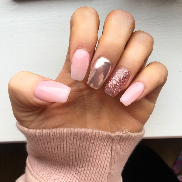 unghie rosa gel, una manicure che propone medio e anulare rispettivamente cangiante e glitterato