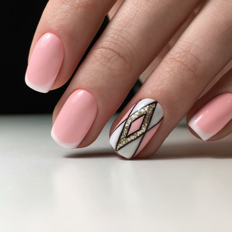 unghie rosa, una manicure chic realizzata con uno smalto di color rosa, bordo bianco e anulare decorato