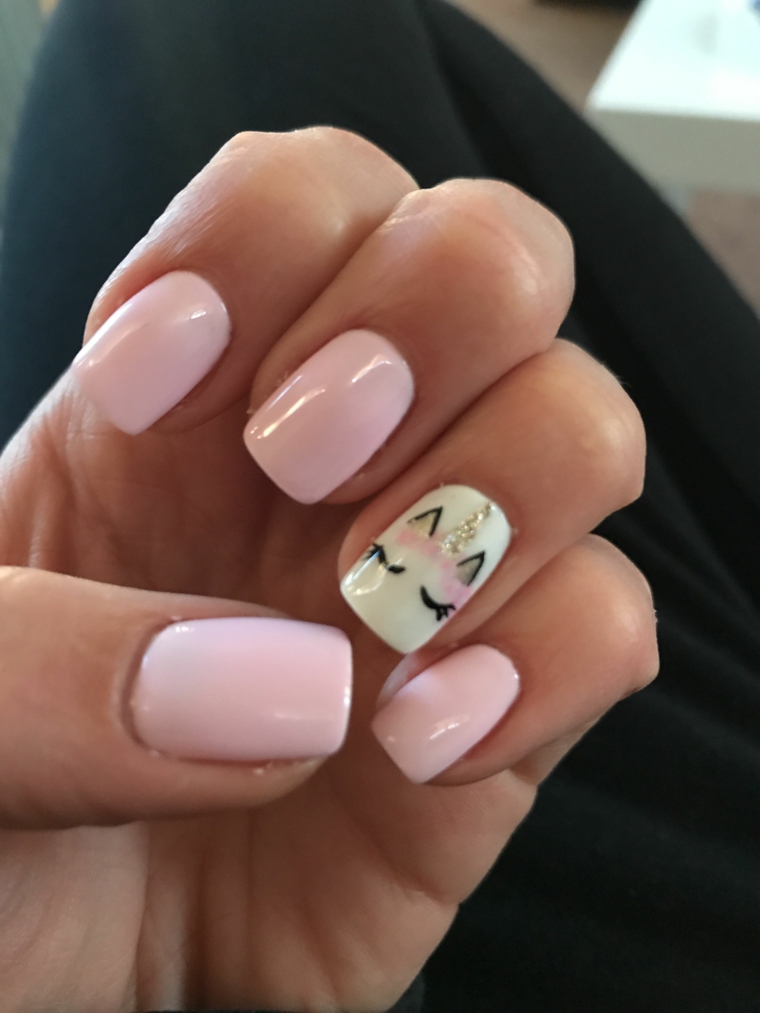 unghie rosa cipria, una manicure delicata e romantica con l'anulare decorato con il muso di un gattino