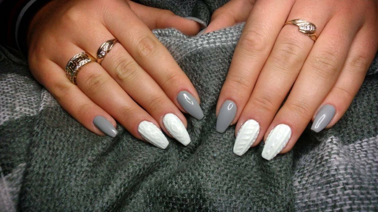Decorazioni in rilievo per delle unghie di colore bianco e grigio, forma a stiletto lungo 