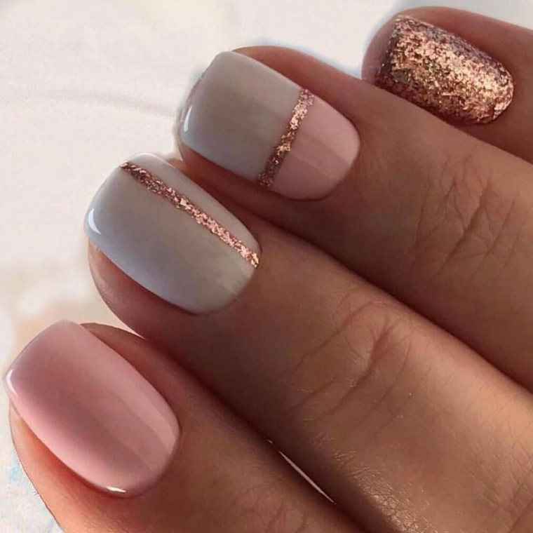 Decorazioni unghie estive corte con tonalità neutre, smalto rosa e decorazioni glitter rame